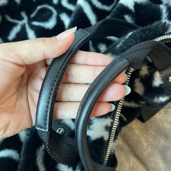 Calvin Klein CK Logo Monogram Fur Travel Bag✈️ - Picture 10 of 11